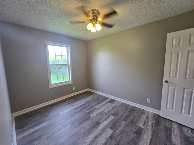Building Photo - Newly Remodeled & Ready for You!