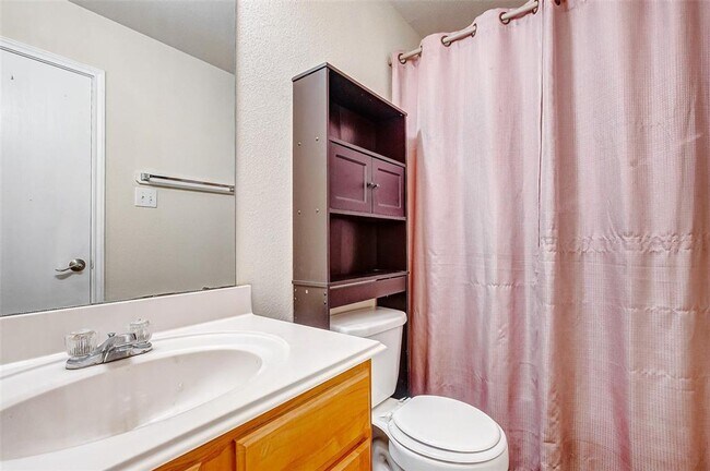 Building Photo - Welcome to this charming one-story home, ready for immediate occupancy!