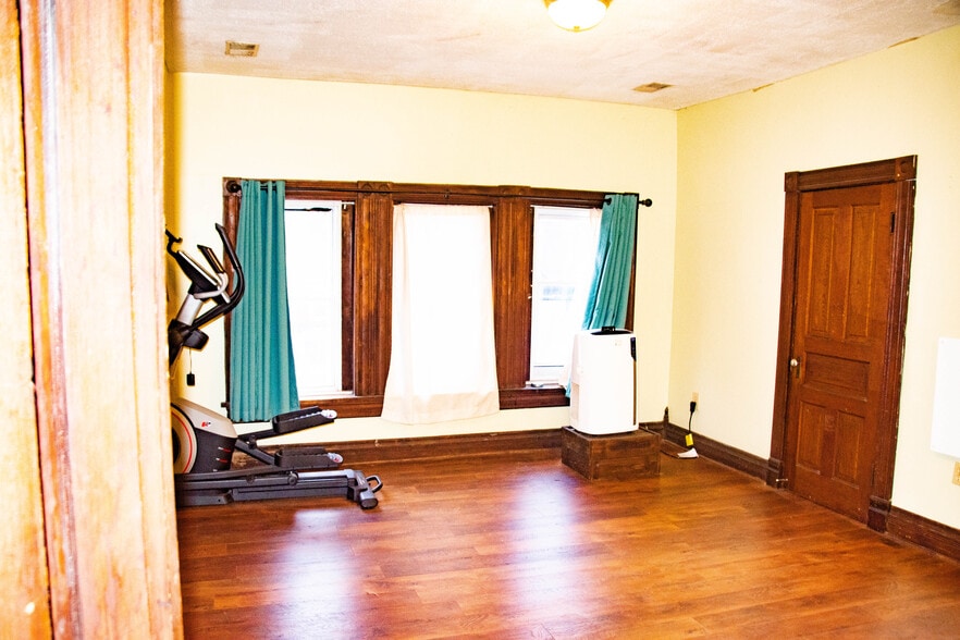 Living Room - 1331 S Floyd St