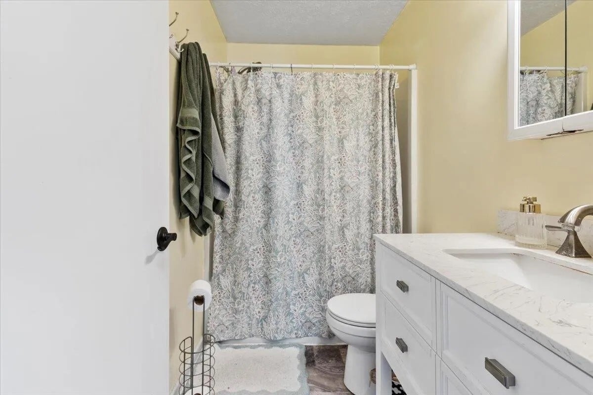 shared full bath - 1109 Scott Alan Cir