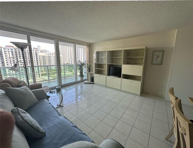 Building Photo - 100 Bayview Dr