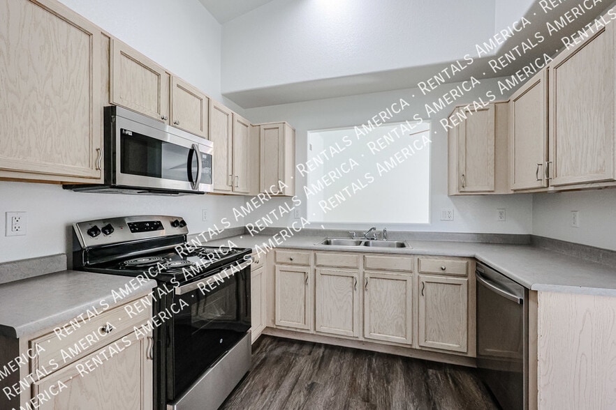 Building Photo - 12731 W Sharon Dr