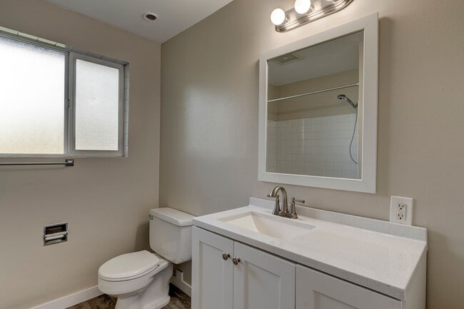 Building Photo - 850 SW 6th Ave