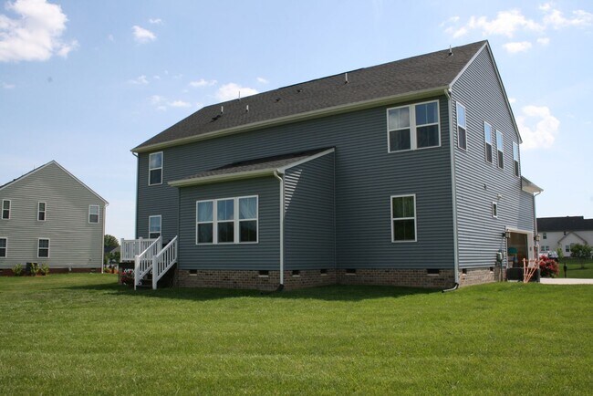 Building Photo - Large 4 bedroom home