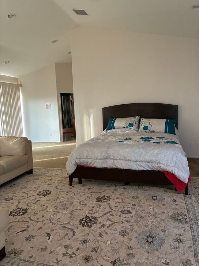 Building Photo - Spacious and Furnished 9 Bedroom House Nea...