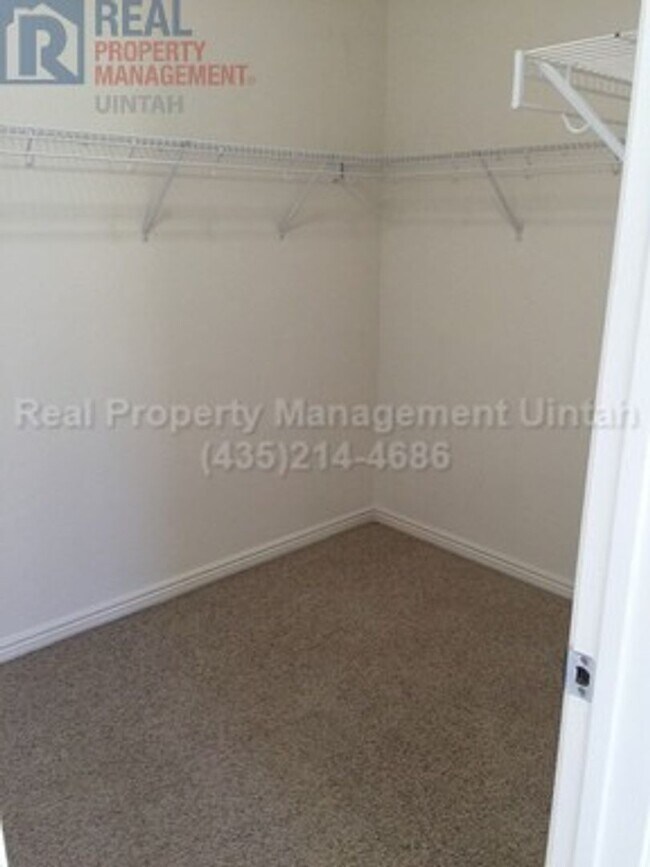 Building Photo - 3 Bed 2.5 Bath Townhome in Split Mountain.