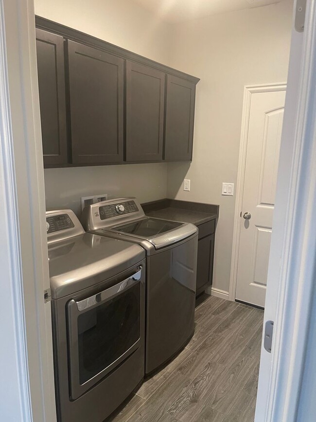 Building Photo - Home in Hayden Estates 3 bedroom, 2 bath with a 3 car garage