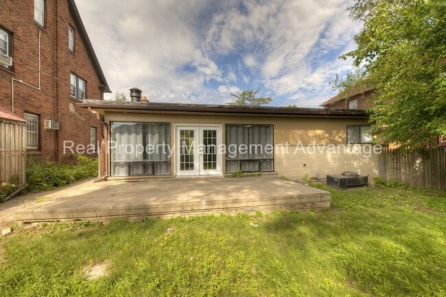 Building Photo - Beautiful Mid-Century 3 Bedroom Steps from Detroit Golf Club!