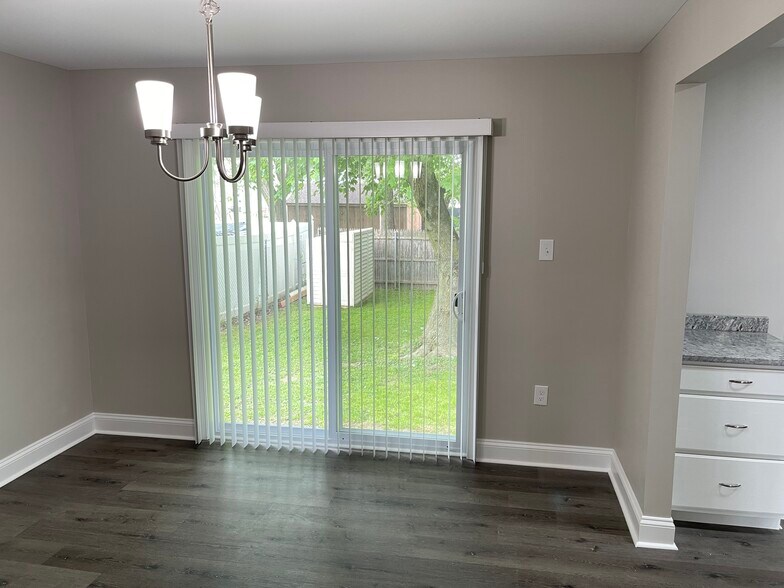 Sliders to Back Yard - 903 Queens Ct