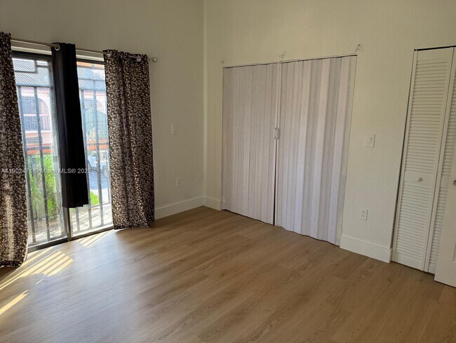 Building Photo - 2555 W 53rd St