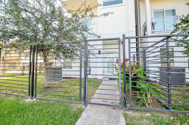 Building Photo - 2103 Engelmohr St