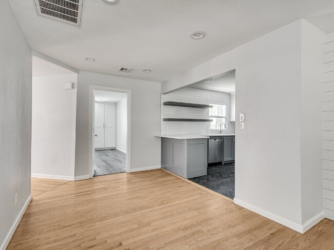 Building Photo - Beautiful Home Just Minutes from the OU Campus!