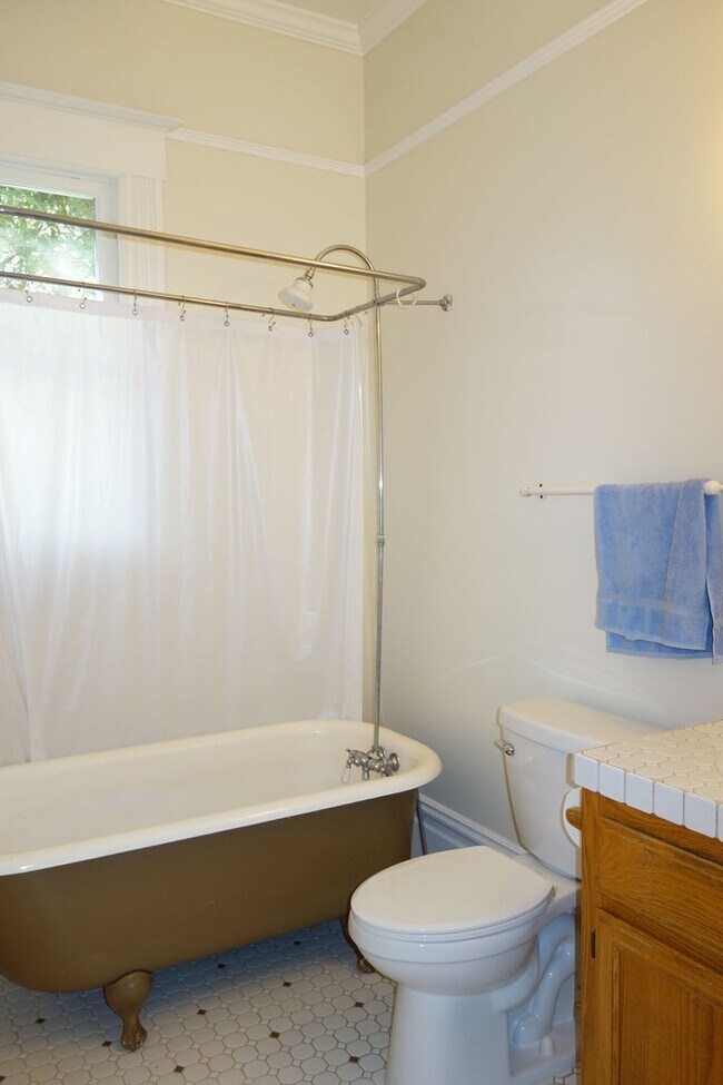 Building Photo - Charming 1910 Winters Home – 3 Bed, 2 Bath – Steps from Historic Downtown