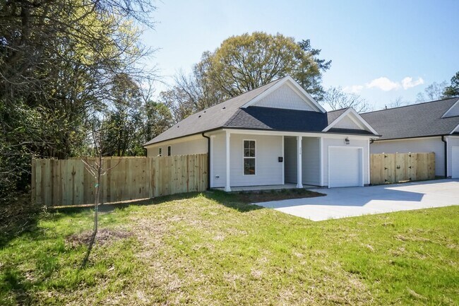 Building Photo - Three Bedroom Home!