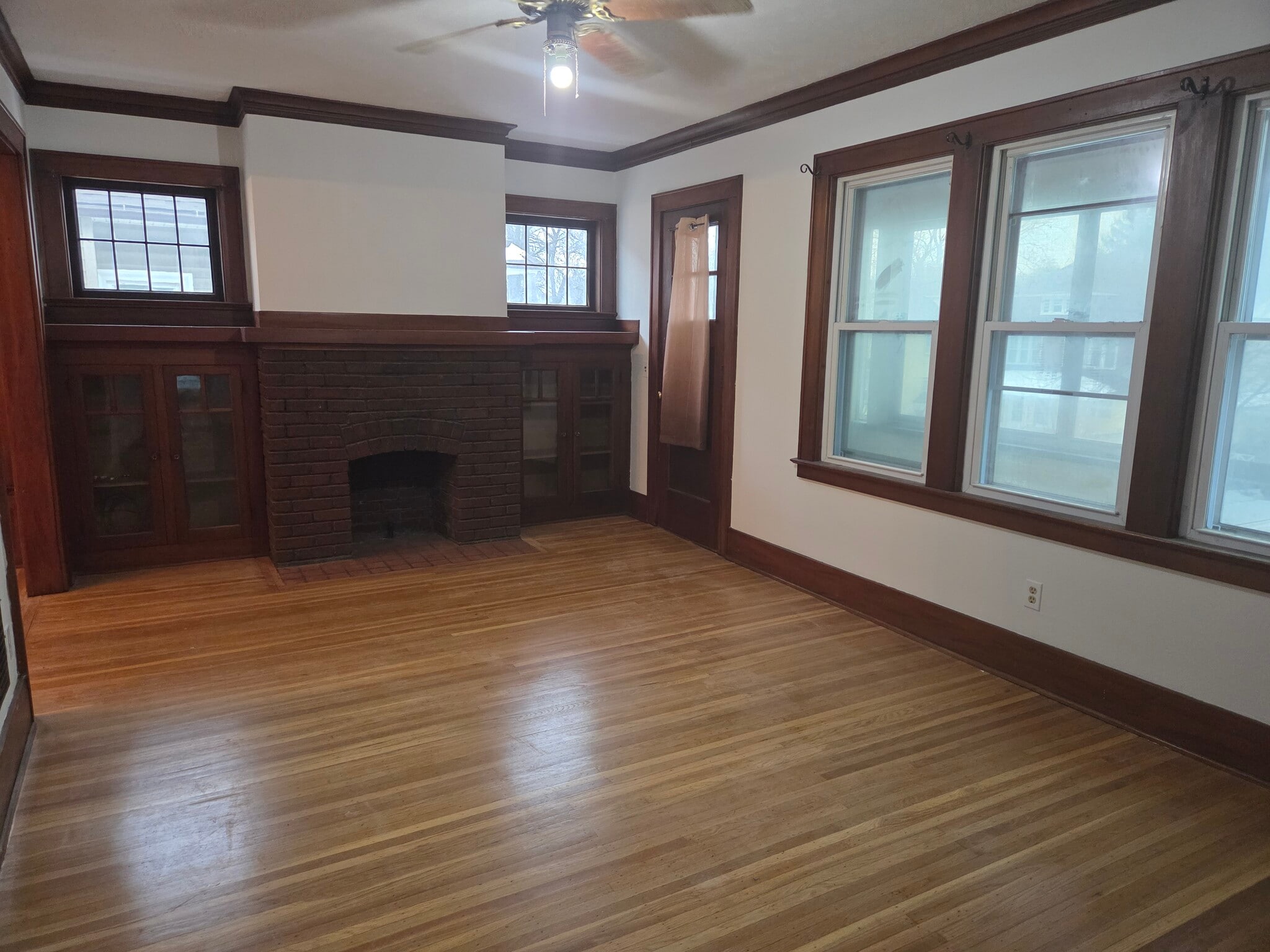 Living room built in shelving, non working fireplace - 467 Maplewood Ave