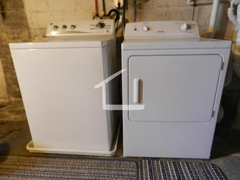 Building Photo - 61 Poplar St