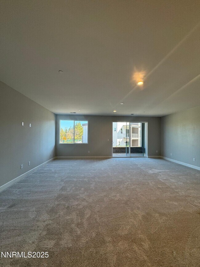 Building Photo - 1521 Golf Club Dr