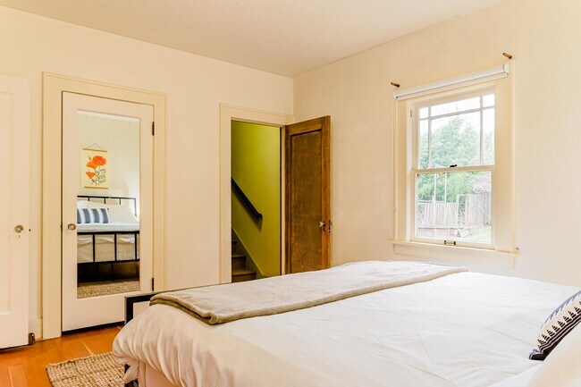 Building Photo - 517 NE Fargo St