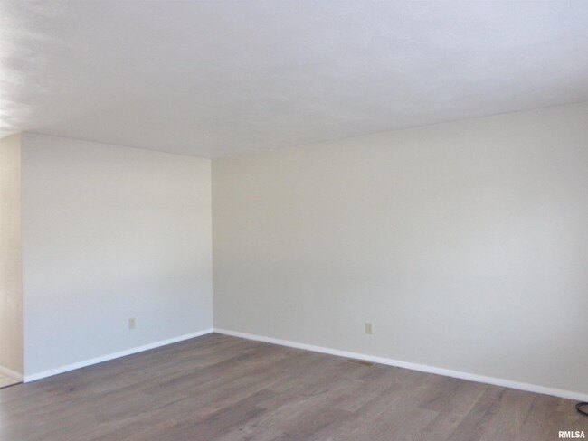 Building Photo - 4733 W Merol Ct