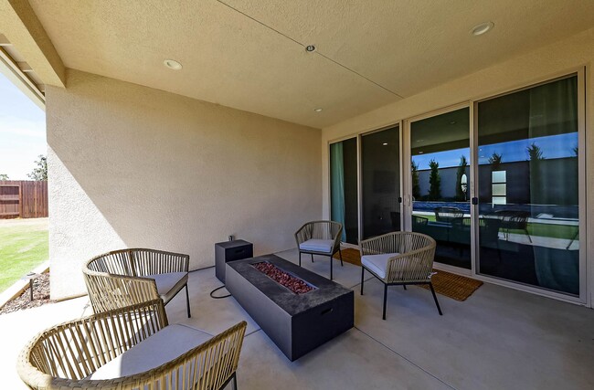 Building Photo - Stunning home with solar and pool!