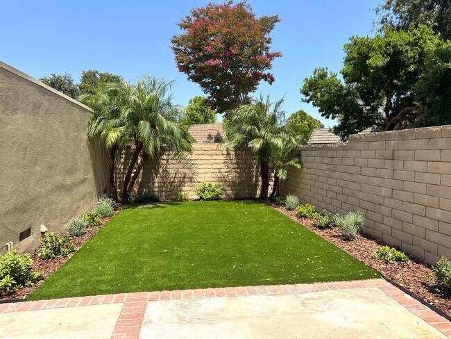 Building Photo - Beautifully Updated 3 Bedroom, 2 Bath with Private Yard