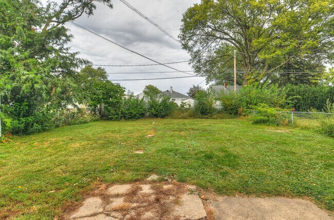 Building Photo - Beautifully updated 3-bedroom, 1-bath home that’s move-in ready.