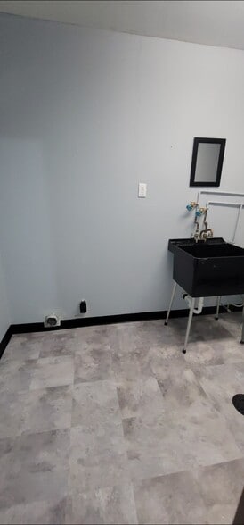 Bathroom 2 + Laundry room - 237 Ingram Ave