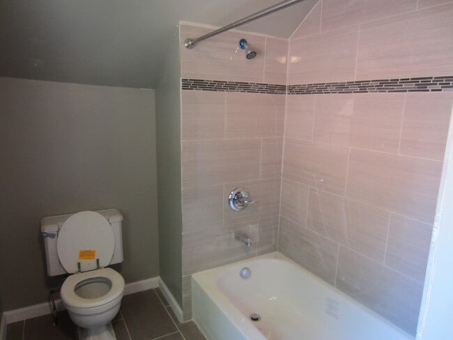 Building Photo - Updated 3 Bed 2 Bath Home
