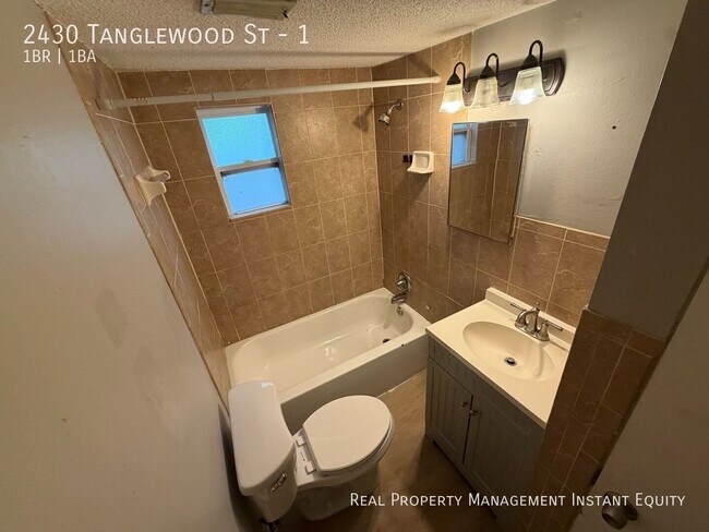 Building Photo - 2430 Tanglewood St