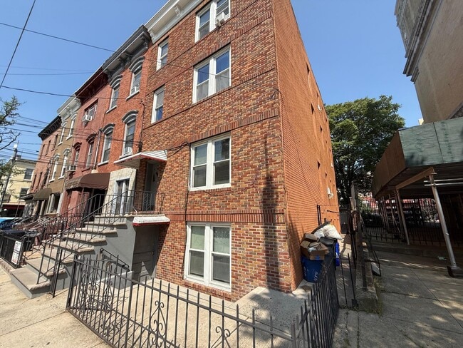 Building Photo - 419 Garden St