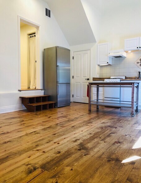 Building Photo - 754 Old Topanga Canyon Rd