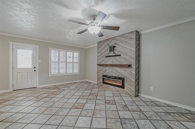 Building Photo - 215 Maple Leaf Dr