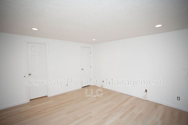 Building Photo - 142 Kenwood Dr
