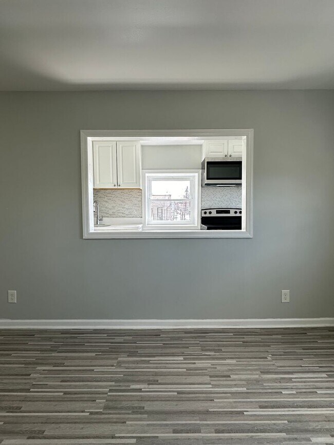Interior Photo - 380 Somerset St