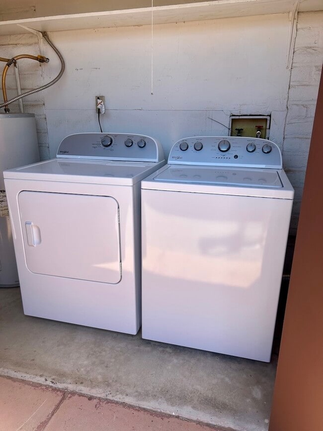 Building Photo - FOR RENT