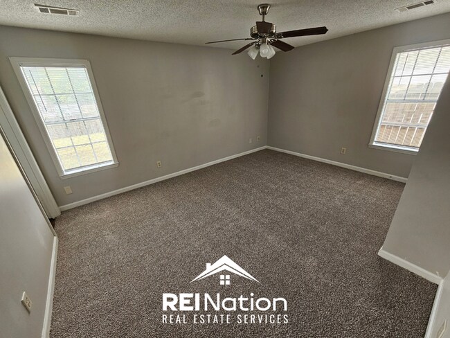 Building Photo - MEMPHIS CHARMER! | Brick Fireplace & Bright Windows | 3 Bed / 2 Bath & Fenced Yard!
