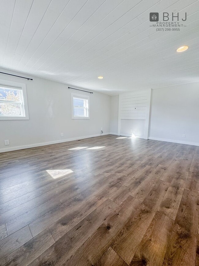 Building Photo - DOG FRIENDLY, 3 BED/ 1.5 BATH SINGLE FAMIL...