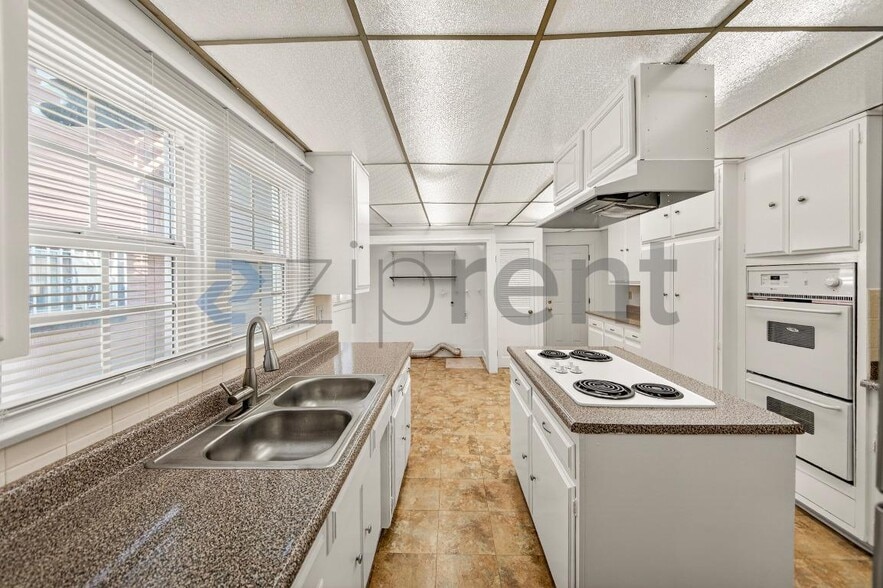 Building Photo - 4062 S Budlong Ave