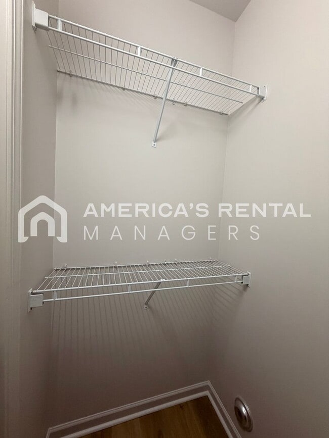 Building Photo - Modern One-Level Living with Pool and Club...