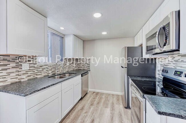 Building Photo - Completely Renovated Townhome