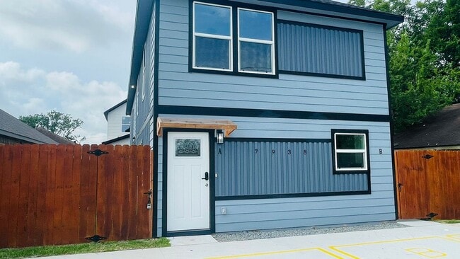 Building Photo - Charming 3 Bed, 2.5 Bath Duplex – Your Ide...