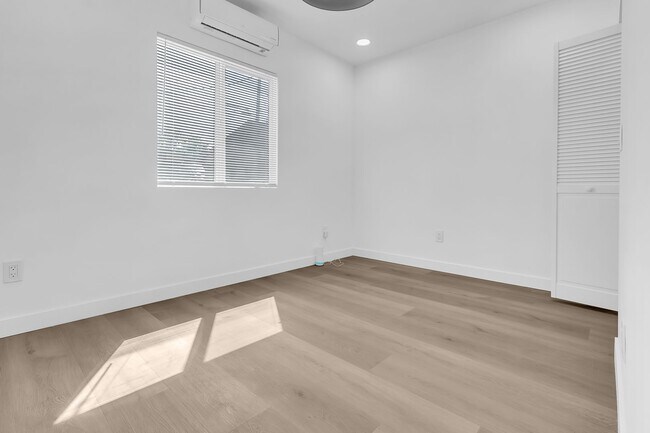 Building Photo - 5518 Denker Ave