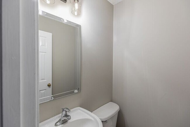 Building Photo - NW Large Updated Home! LR, DR, Den, FP, Ha...