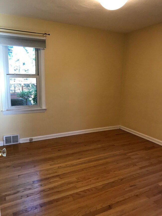 Building Photo - Comfortable house in prime location near the U of M Stadium!