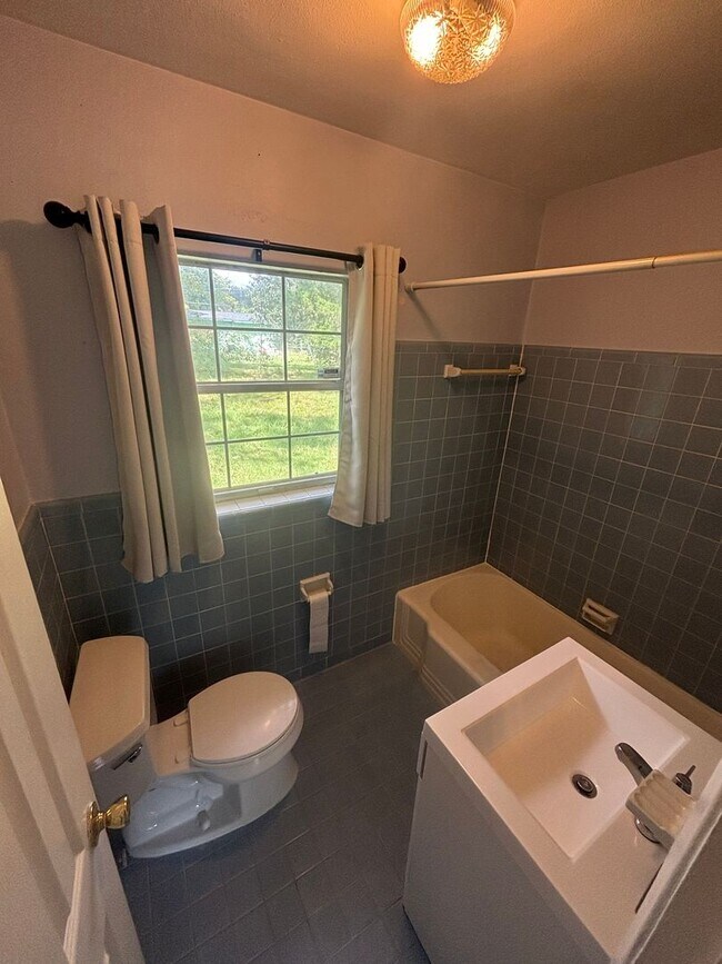 Building Photo - Single Family House in great location 3 Be...