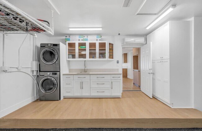 Building Photo - 5120 Carillo St