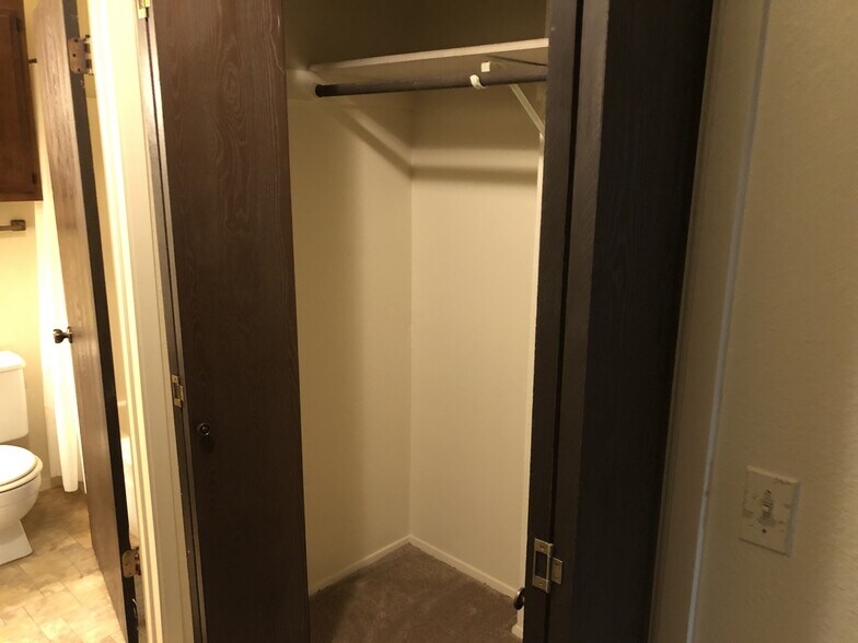 Building Photo - 914 W Meadowmere Ln