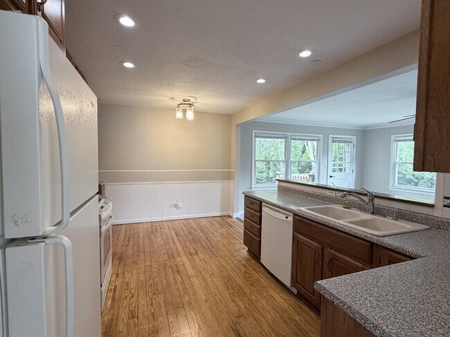 Building Photo - 725 Wildflower Ln