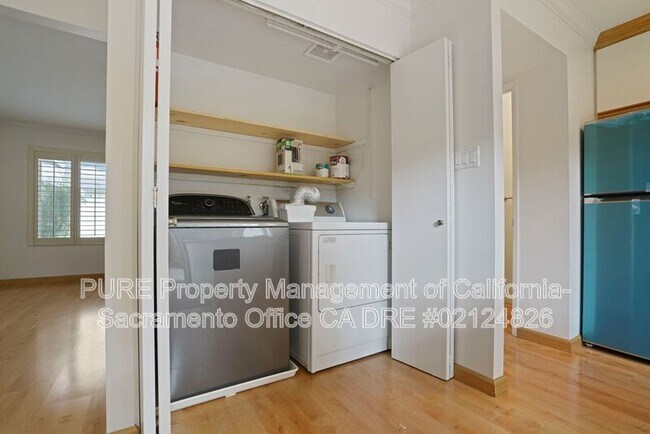 Building Photo - 8811 Salmon Falls Dr