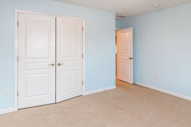 Building Photo - 5818 Glenmore Garden Dr
